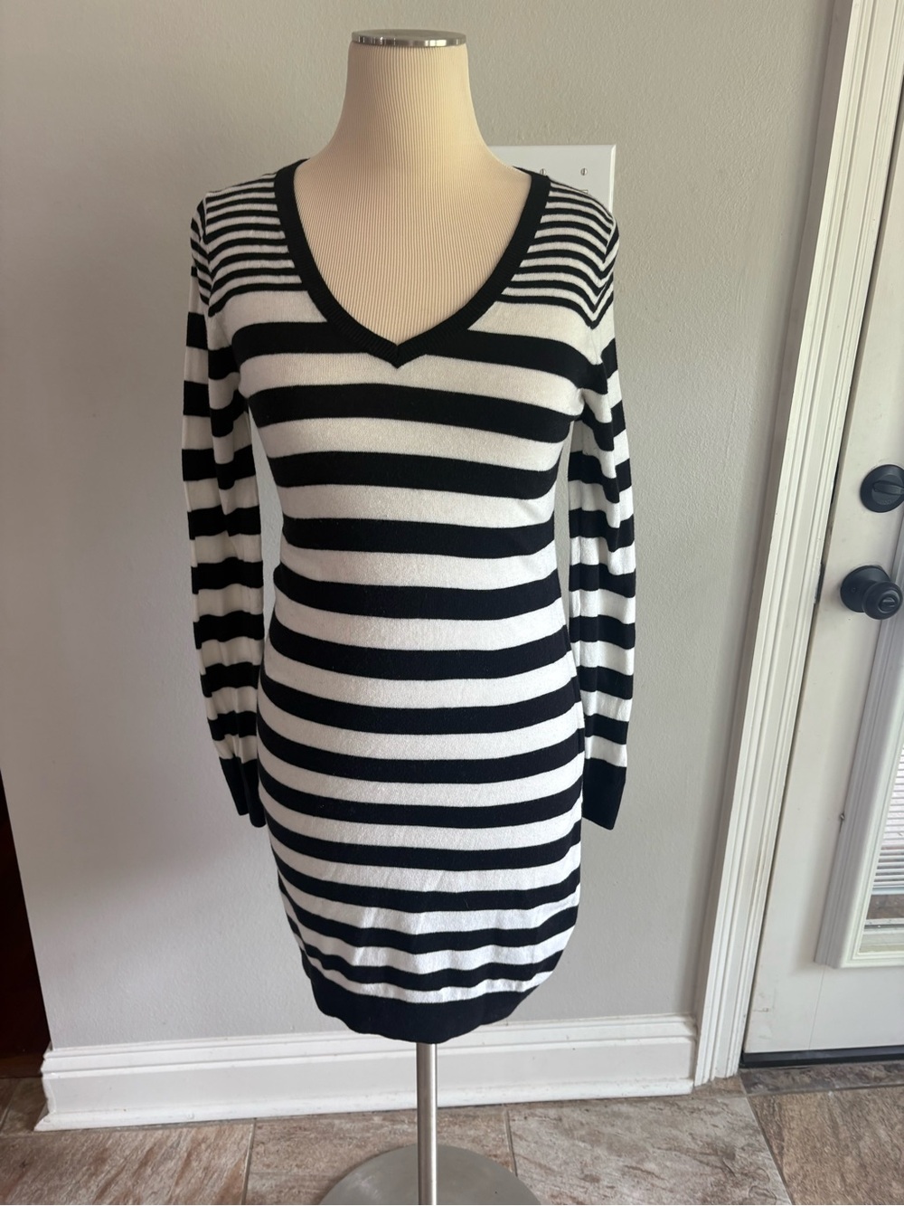 Old Navy black and white striped v neck long sleeve sweater dress Small GUC